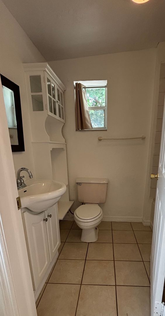 Building Photo - Move in Special half off first months rent - 3 bedroom 1 bath home in Sarasota