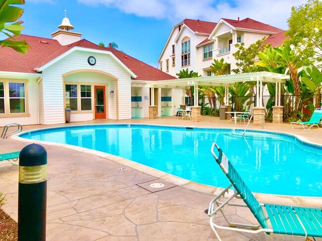 Building Photo - Beautifully Upgraded & Appointed End Condo...