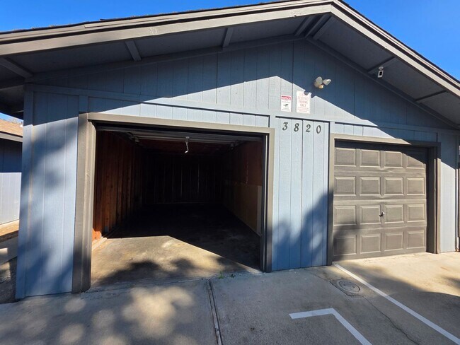 Building Photo - Gareth Ln - Triplex