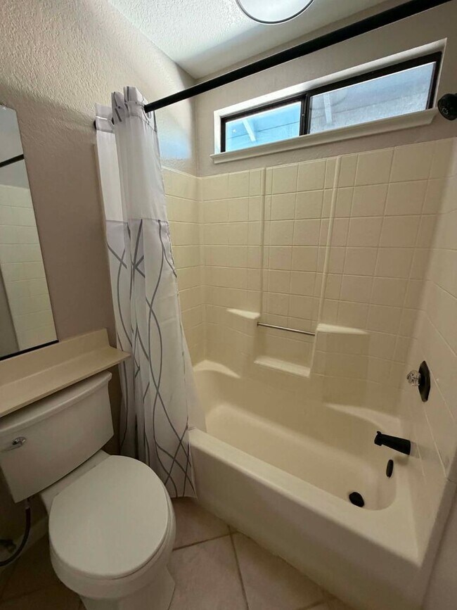 Building Photo - Beautifully Updated 3 Bedroom Home