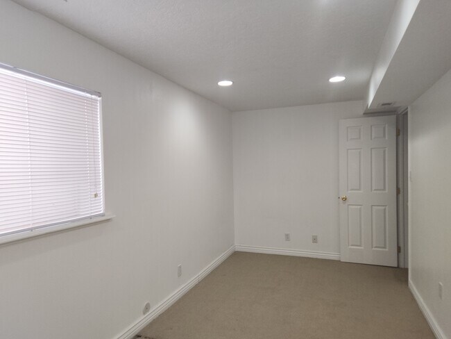 Building Photo - 938 E 25 S