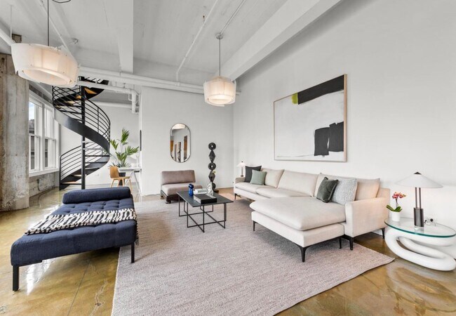 Building Photo - 1BR/1BA PENTHOUSE! Enormous Private Roof D...