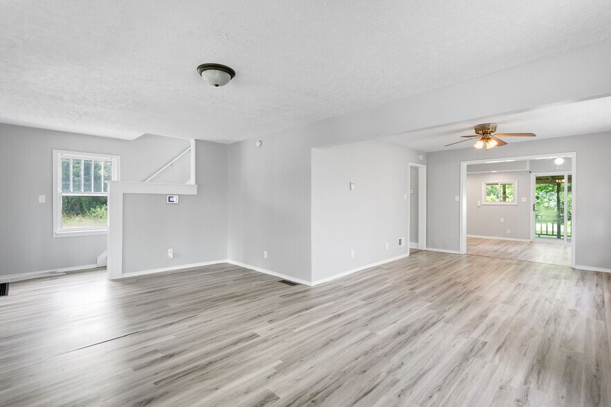 Building Photo - 833 E Dubail Ave