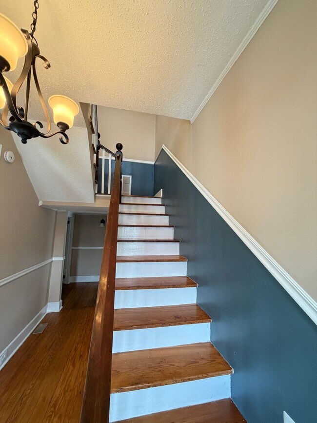 Building Photo - Charming & Spacious 3-Bedroom Home with a Large Fenced Yard!