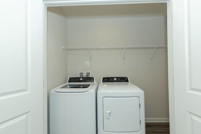 Building Photo - 3 Bed, 2 Full/2 Half Bath, Well Maintained...