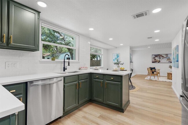 Building Photo - 9730 Anderson Village Dr