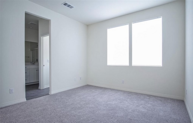 Building Photo - 3-Story Townhome w/ 2 Car Garage in New Co...