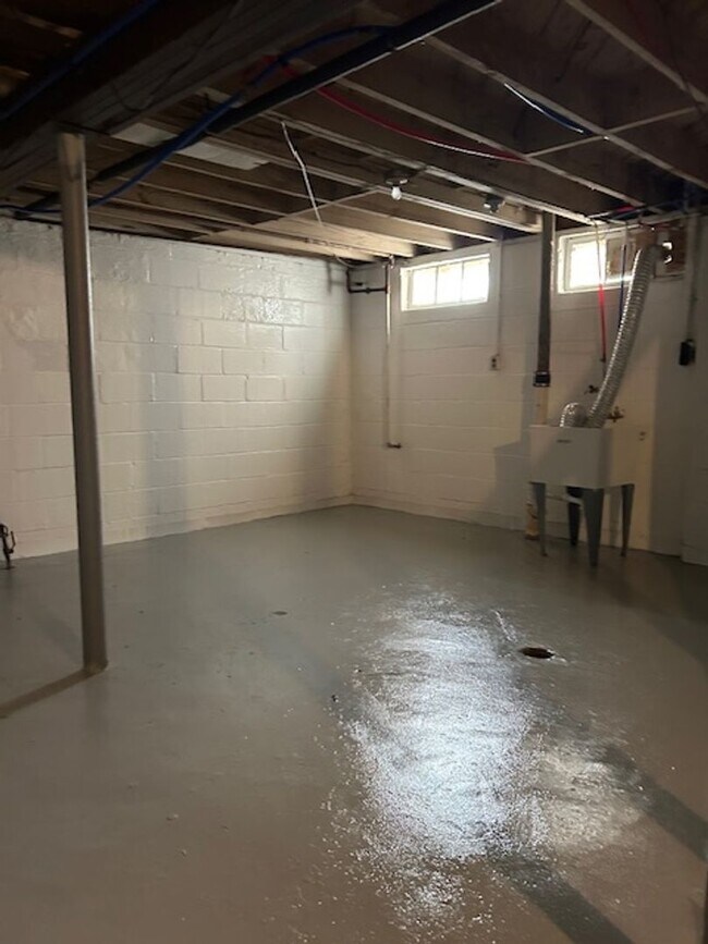 Building Photo - Cozy 3 bedroom bungalow