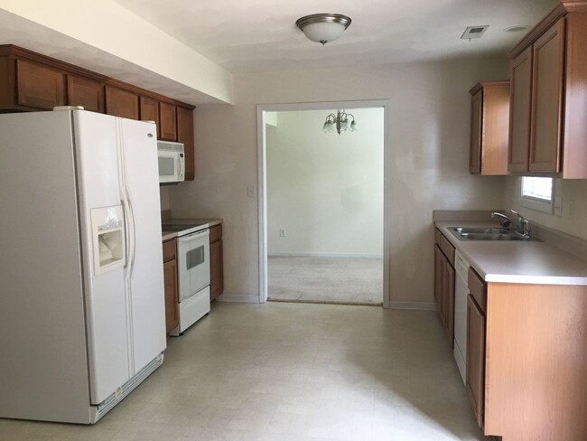 Building Photo - * Re-rental lease through 6/30/2027 * 4 Be...