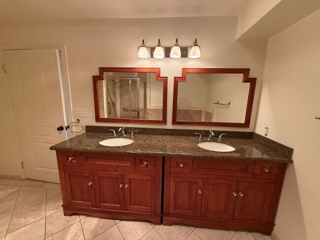 Building Photo - Beautiful Spacious 2 Bedroom/2 Bath Condo