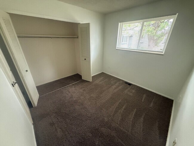 Building Photo - Close to Campus- 4155