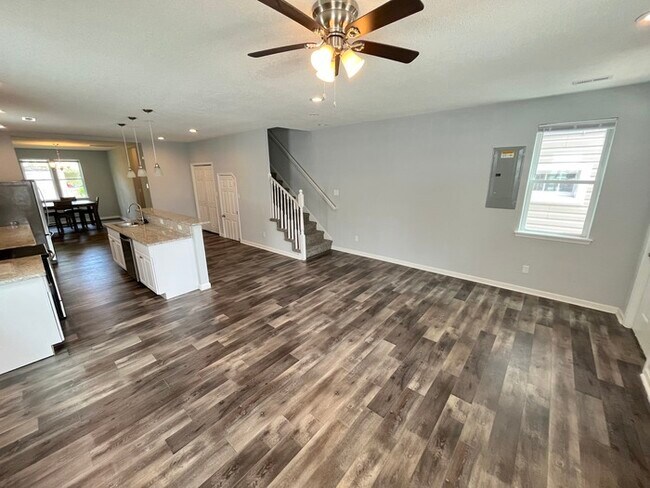 Building Photo - COME MEET YOUR NEW HOME! BRAND NEW & UPDATED!