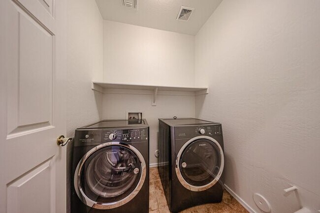 Building Photo - Welcome to this stunning 3-bedroom, 2-bath...