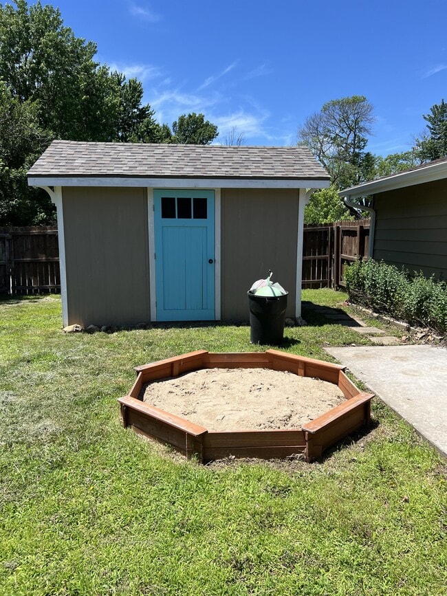 Building Photo - 601 E McKissock St