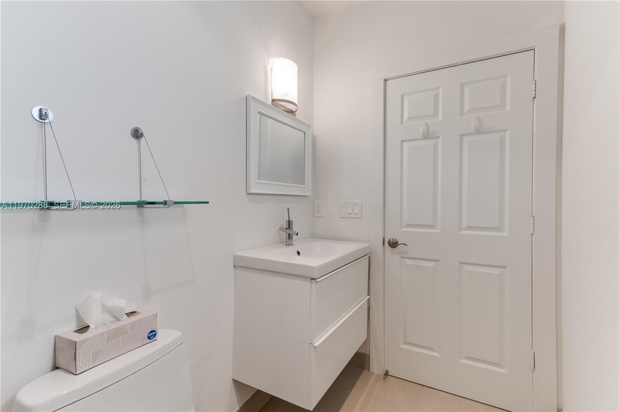 Building Photo - 623 NE 8th Ave