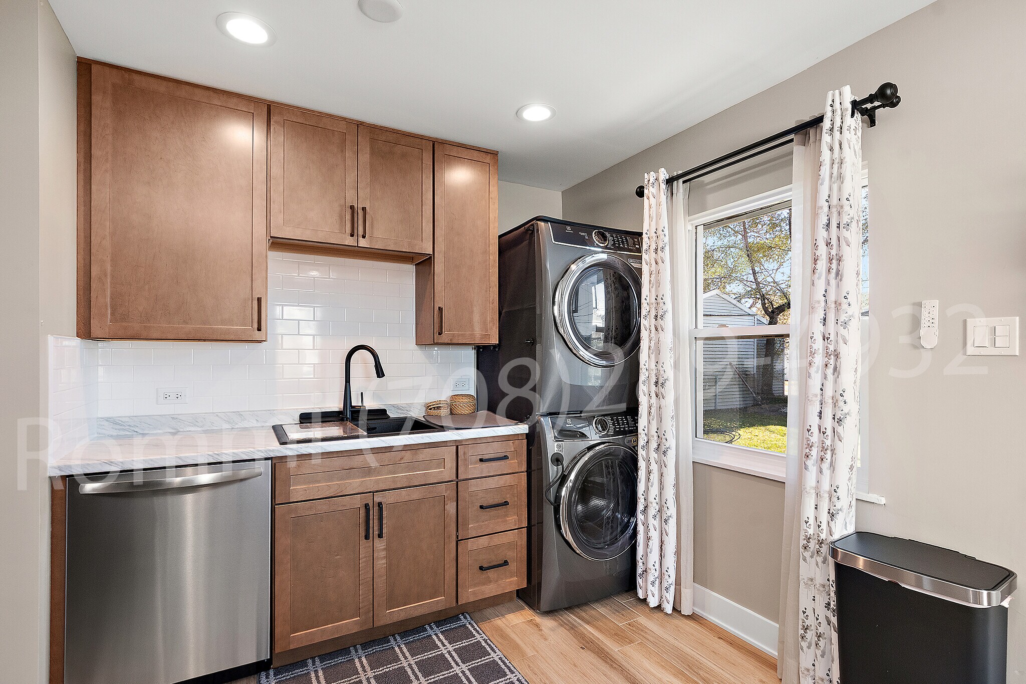 Kitchen w Laundry - 7528 Catalpa Ave