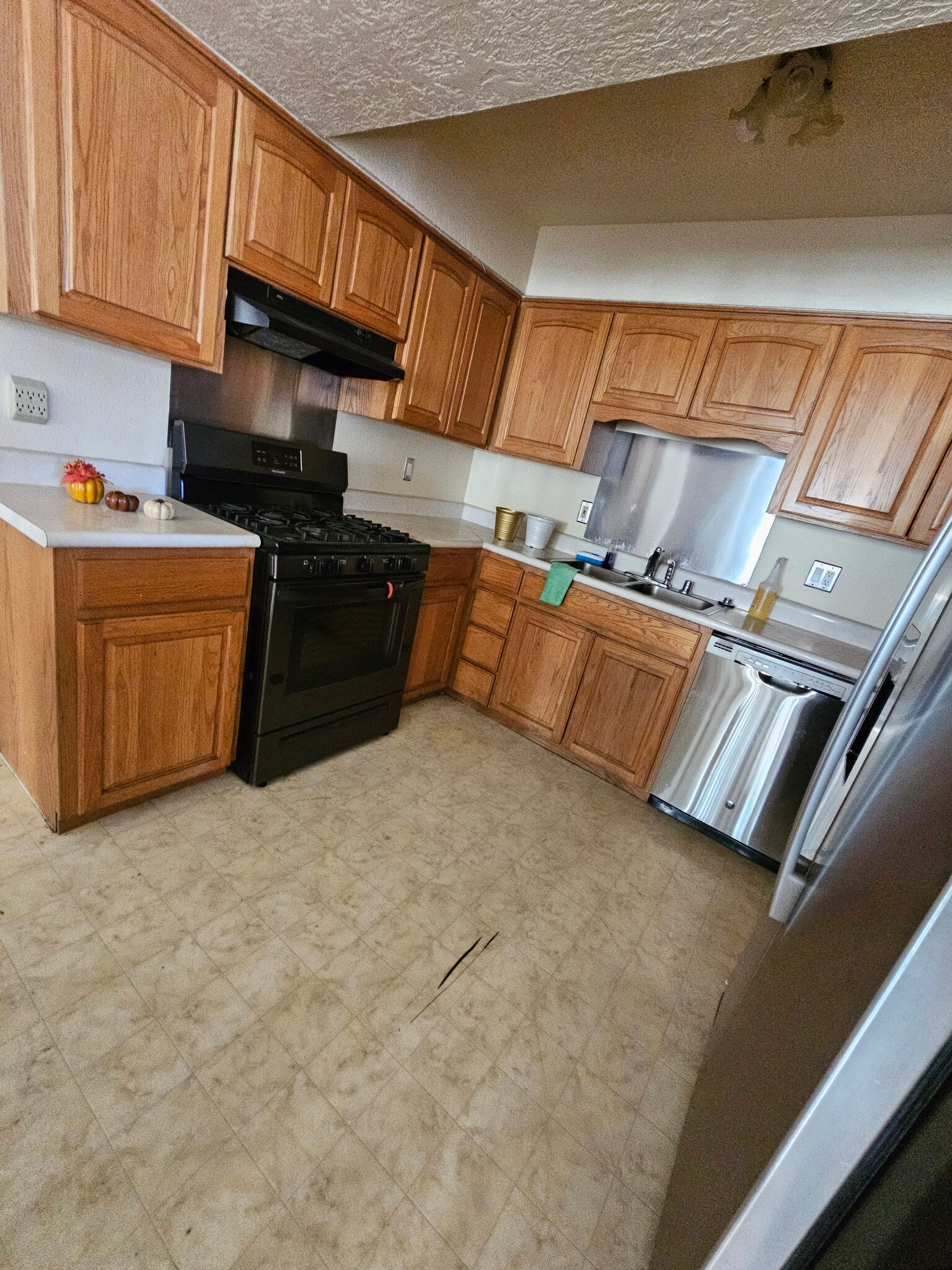 Kitchen - 1556 Common Dr