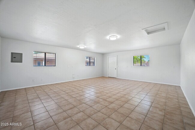 Building Photo - 6039 E Skinner Dr