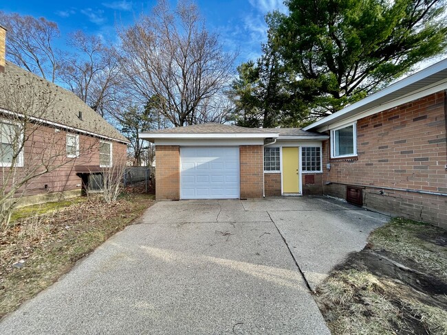 Building Photo - Three Bedroom Ranch in Northeast Grand Rapids