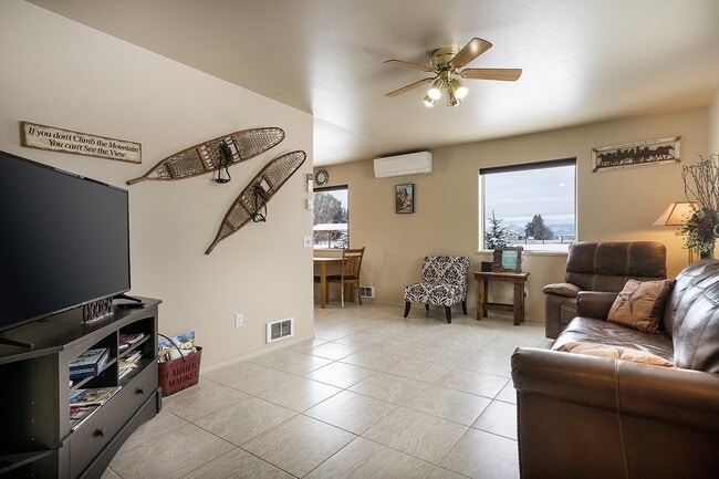 Building Photo - Fully furnished w/ internet and utilities included