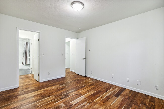 Building Photo - 10410 NE 32nd Pl