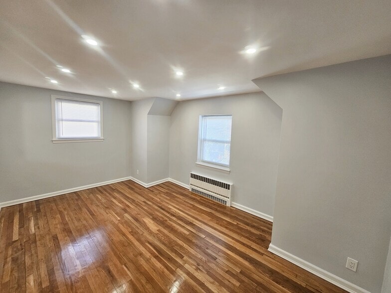 Living room with dimmable lights - 2050 Hazen St