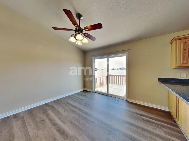 Building Photo - 340 W Oaks Dr