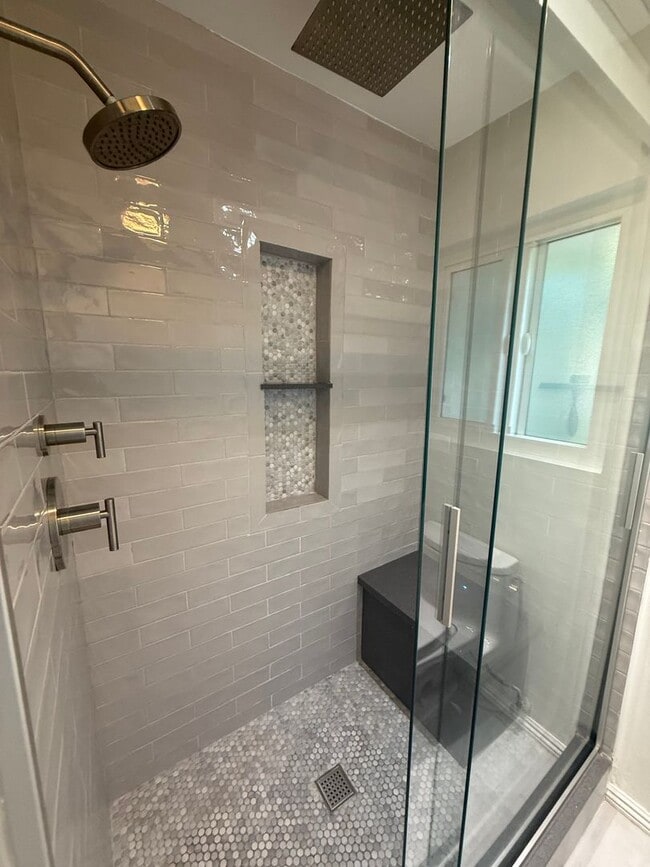 Building Photo - Turnkey End-Unit Townhome with Vaulted Ceilings & Garage