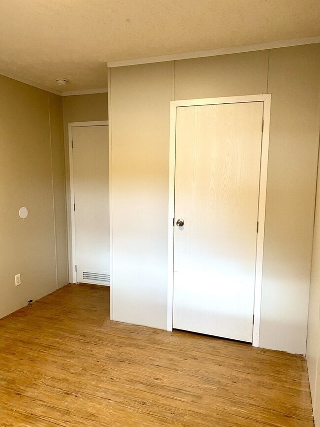 Building Photo - Quiet home in the country