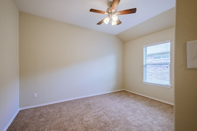 Building Photo - Beautiful & Convenient 3 Bedroom, 2 Bath H...
