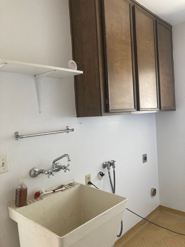Building Photo - 1229 Eastridge Dr