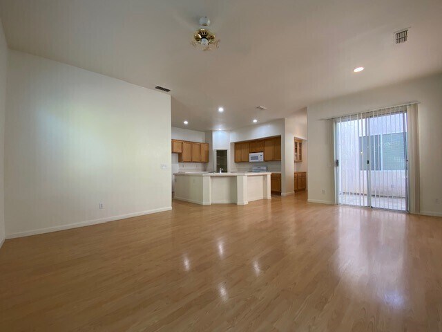 Building Photo - Charming 5 bedroom 2.5 bathroom home located in Natomas!