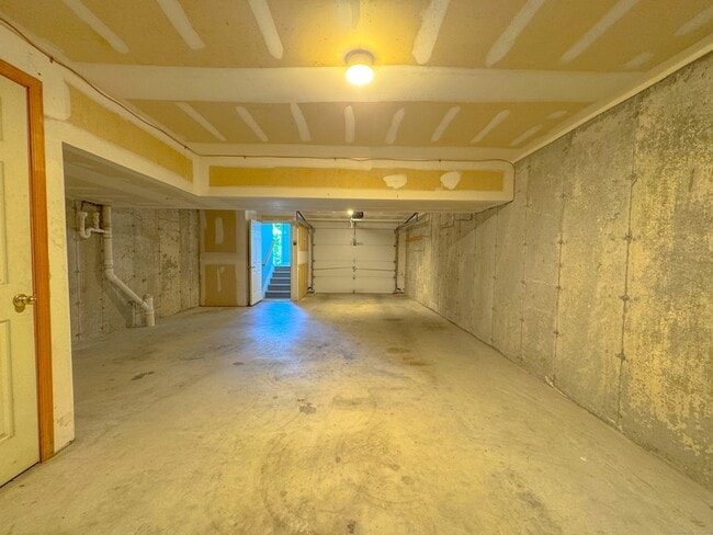 Building Photo - 19 Hawthorne Dr
