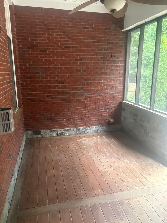 Building Photo - 860 Streamside Dr