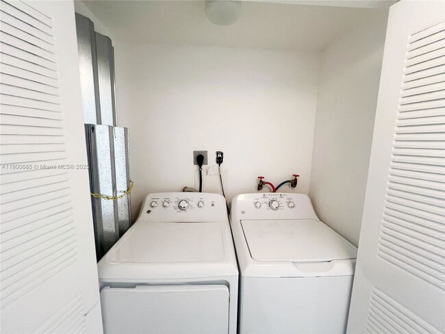 Building Photo - 9340 Fontainebleau Blvd