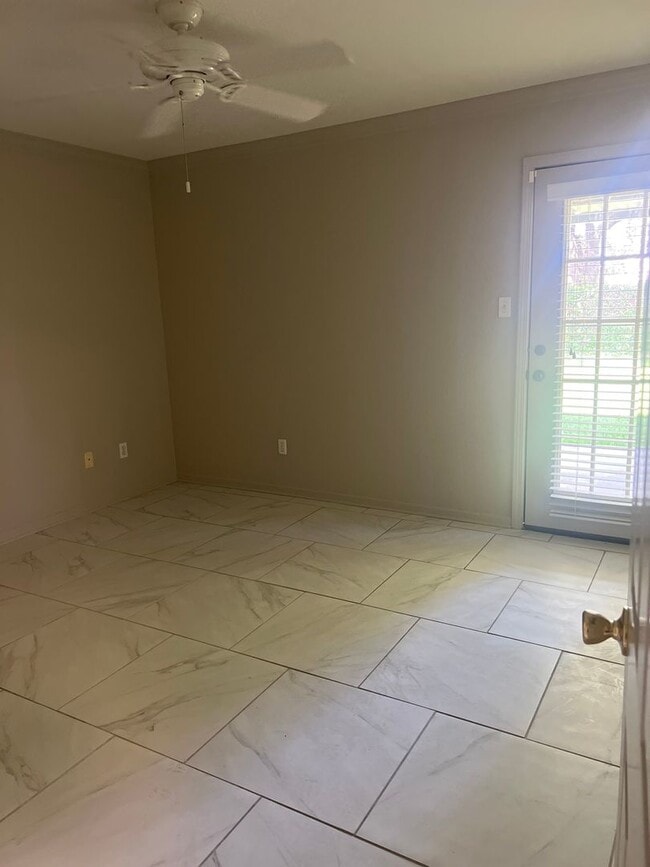 Building Photo - 2 Bedroom 2 bath Duplex for rent