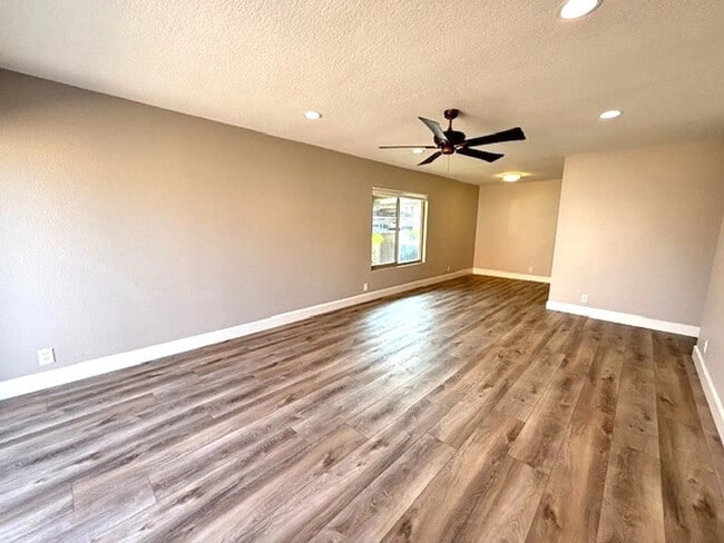 Building Photo - 2174 Larch Ln