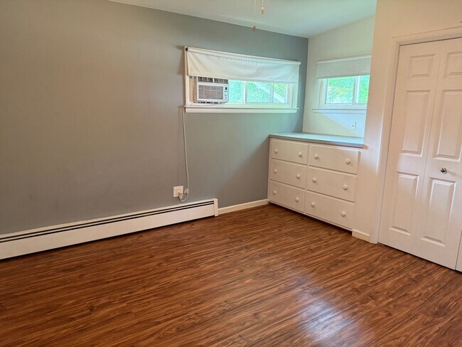 Building Photo - 3 bedrooms, 2 bathrooms, fenced in yard, e...