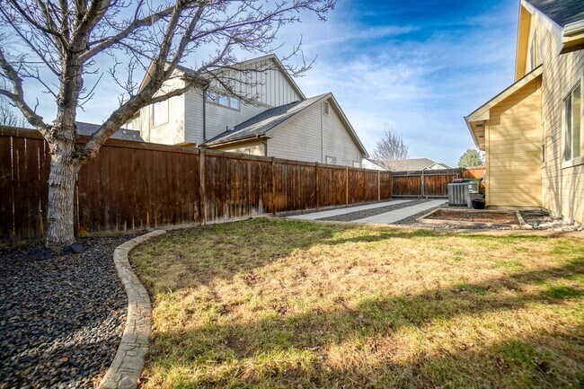 Building Photo - 2319 E Challis St