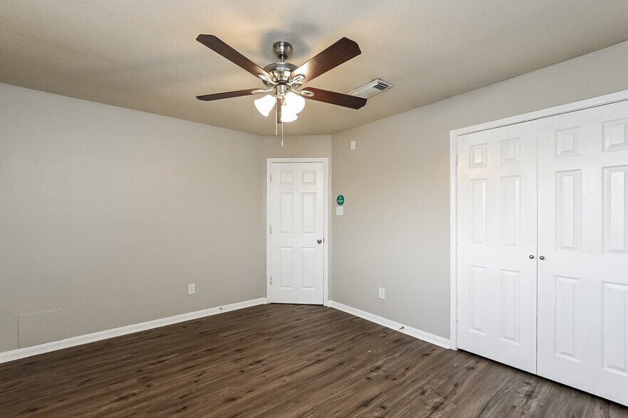 Building Photo - 1406 High Park Cir