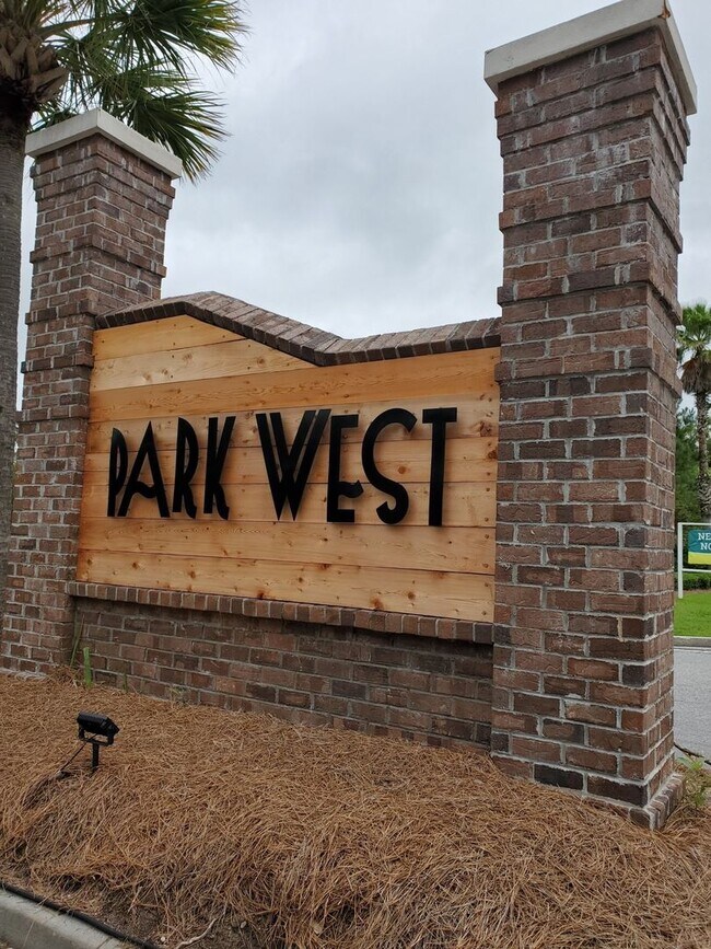 Building Photo - **Available mid January** 4 Bedroom with B...