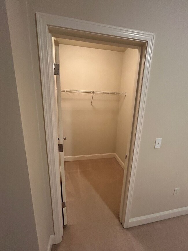 Building Photo - 2B, 2BA Top-Floor condo in South Renton wi...