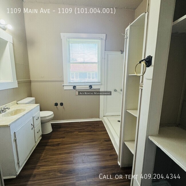 Building Photo - 1109 Main Ave