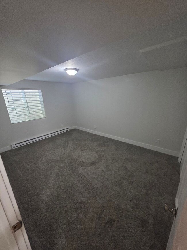 Building Photo - Spacious 4 bedroom 3 bathroom townhouse!