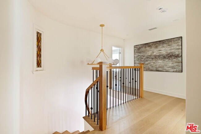 Building Photo - 308 S Highland Ave