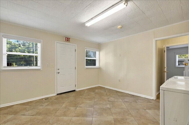 Building Photo - 4 bed 2 bath house, walk to stadium! Available August 2026