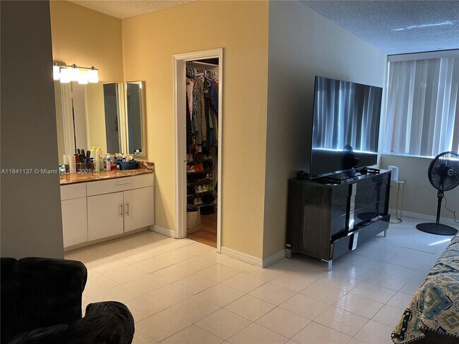 Building Photo - 6312 SW 139th Ct