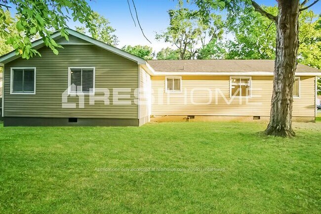 Building Photo - 2212 Cecille Dr SW