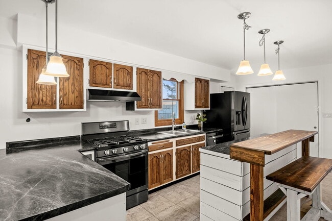 Building Photo - 235 Ridge Dr