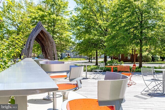 Building Photo - 3800 Fairfax Dr